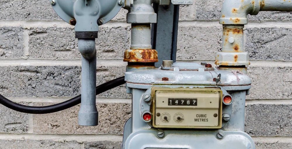 The image shows a gas meter outside a home.